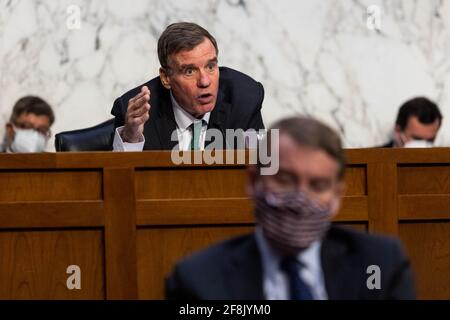 Der US-Senator Mark Warner (Demokrat von Virginia), Vorsitzender des US Senate Select Committee on Intelligence, spricht während einer Anhörung des Senats-Geheimdienstausschusses zum Thema „weltweite Bedrohungen“ auf dem Capitol Hill in Washington, am Mittwoch, den 14. April, 2021Quelle: Graeme Jennings/Pool via CNP /MediaPunch Stockfoto