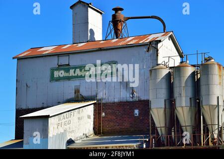 Waterman, Illinois, USA. Eine alte, ehrwürdige Getreideaufzug- und Landwirtschaftsgenossenschaft entlang der Eisenbahnschienen in einer kleinen Gemeinde in Illinois. Stockfoto