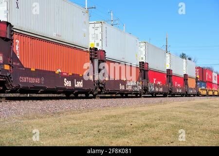 Genf, Illinois, USA. Ein intermodaler Güterzug der Union Pacific Railroad von Chicago aus, der durch Genf, Illinois, fährt. Stockfoto