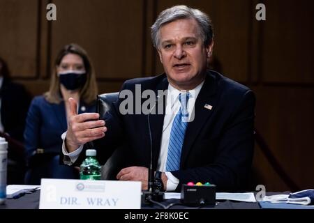 FBI-Direktor Christopher Wray spricht während einer Anhörung des Senats-Geheimdienstausschusses zum Thema „weltweite Bedrohungen“ auf dem Capitol Hill in Washington am Mittwoch, den 14. April, 2021Quelle: Graeme Jennings/Pool via CNP /MediaPunch Stockfoto