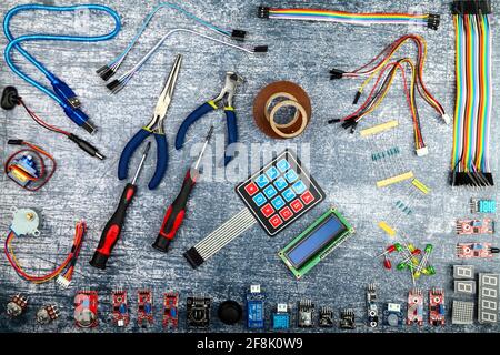 Arduino uno und elektronische Komponenten flach auf einem blauen rustikalen Hintergrund Stockfoto