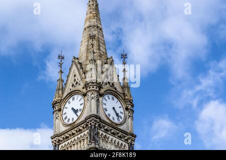 LEICESTER, ENGLAND - 3. April 2021: Nahaufnahme des Uhrturms des Leicester Haymarket Memorial Stockfoto