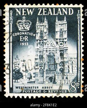 MOSKAU, RUSSLAND - 7. OKTOBER 2019: In Neuseeland gedruckte Briefmarke zeigt Westminster Abbey, Krönung, Serie, 8 d - neuseeländischer Penny, um 1953 Stockfoto