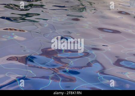 Wellige Wasseroberfläche in einem Brunnen in Blautönen Stockfoto