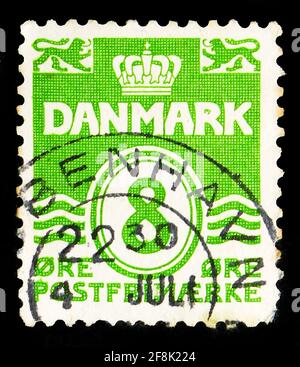 MOSKAU, RUSSLAND - 7. OKTOBER 2019: Die in Dänemark gedruckte Briefmarke zeigt die Serie Wavy Lines (OHNE Herzen / LINIERTEN Hintergrund), Typ "Wave", um Stockfoto