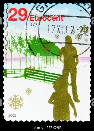 MOSKAU, RUSSLAND - 7. OKTOBER 2019: Briefmarke gedruckt in den Niederlanden zeigt Personen in Winterlandschaft, Dezember Briefmarken Serie, 29 CT - Euro Cent, CI Stockfoto