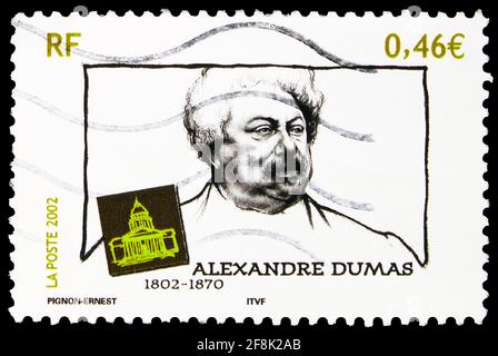 MOSKAU, RUSSLAND - 7. OKTOBER 2019: In Frankreich gedruckte Briefmarke zeigt Alexandre Dumas (1802-1870), berühmte Autorenserie, 0.46 - Euro, um 2002 Stockfoto