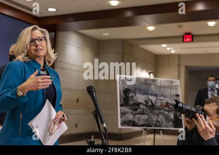 Washington, Usa. April 2021. Rep. Liz Cheney (R-WY) spricht am Mittwoch, den 14. April 2021, auf einer Pressekonferenz im US-Kapitol in Washington, DC. Die republikanischen Mitglieder des Repräsentantenhauses sprachen über ihre jüngste Reise an die Südgrenze und den Aufstieg von Kindern am Grenzübergang in die Vereinigten Staaten. Foto von Tasos Katopodis/UPI Credit: UPI/Alamy Live News Stockfoto