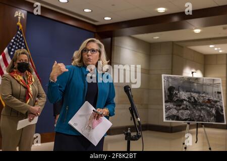 Washington, Usa. April 2021. Rep. Liz Cheney (R-WY) spricht am Mittwoch, den 14. April 2021, auf einer Pressekonferenz im US-Kapitol in Washington, DC. Die republikanischen Mitglieder des Repräsentantenhauses sprachen über ihre jüngste Reise an die Südgrenze und den Aufstieg von Kindern am Grenzübergang in die Vereinigten Staaten. Foto von Tasos Katopodis/UPI Credit: UPI/Alamy Live News Stockfoto