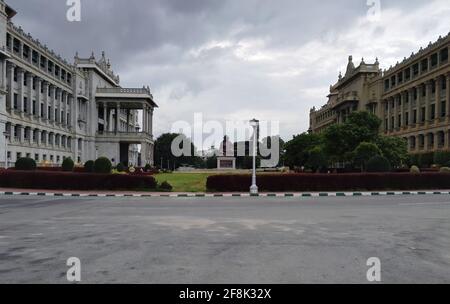 Bangalore, Indien - 04. September 2016: Weitwinkelansicht der Statue von Mahatma Gandhi gegen die Straße, ein Freiheitskämpfer für Frieden und die Seitenansicht o bekannt Stockfoto