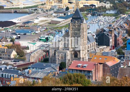 Le Tréport, Frankreich - September 11 2020: Die Kirche Saint-Jacques ist eine katholische Kirche, die in der zweiten Hälfte des 16. Jahrhunderts auf dem Hügel Ove erbaut wurde Stockfoto