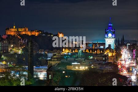 Skyline von Edinburgh bei Nacht. Stockfoto