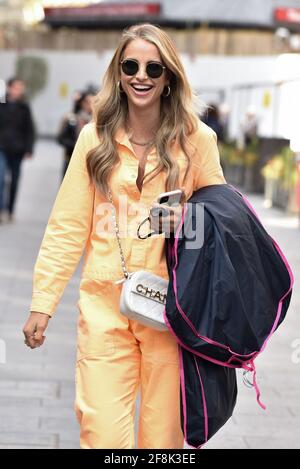 London, Großbritannien. April 2021. Vogue Williams in den Global Radio Studios in London. (Foto von James Warren/SOPA Images/Sipa USA) Quelle: SIPA USA/Alamy Live News Stockfoto