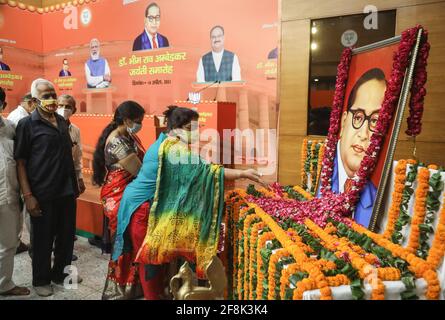 Neu-Delhi, Indien. April 2021. Die Menschen zollen dem Porträt von Bharat Ratna Baba Sahab Bhim Rao Ambedkar anlässlich seines Geburtstages in der BJP-Parteizentrale in Neu-Delhi florale Anerkennung. Die Nation feiert den 130. Geburtstag von Dr. B.R. Ambedkar, der Architekt der indischen Verfassung. Er kämpfte gegen die soziale Diskriminierung der Unberührbaren (Dalits), sein ganzes Leben lang arbeitete er für das Wohlergehen der Armen. Kredit: SOPA Images Limited/Alamy Live Nachrichten Stockfoto