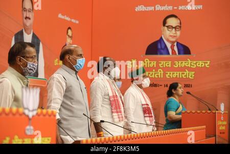 Neu-Delhi, Indien. April 2021. Der indische Verteidigungsminister Rajnath Singh und die Parteimitarbeiter der BJP nehmen an einer Veranstaltung zu Ehren des Geburtstages von Bharat Ratna Baba Sahab Bhim Rao Ambedkar in der BJP-Parteizentrale in Neu-Delhi Teil. Die Nation feiert den 130. Geburtstag von Dr. B.R. Ambedkar, der Architekt der indischen Verfassung. Er kämpfte gegen die soziale Diskriminierung der Unberührbaren (Dalits), sein ganzes Leben lang arbeitete er für das Wohlergehen der Armen. Kredit: SOPA Images Limited/Alamy Live Nachrichten Stockfoto