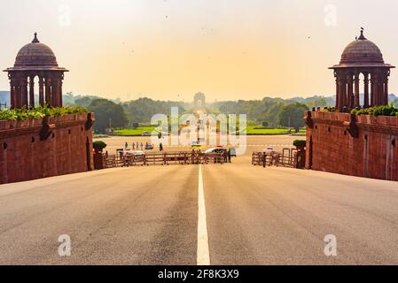 Rajpath 'King's Way' ist ein zeremonieller Boulevard in Delhi, der Fährt von Rashtrapati Bhavan auf dem Raisina Hill durch Vijay Chowk Und Indien Tor zur Nation Stockfoto