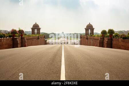 Rajpath 'King's Way' ist ein zeremonieller Boulevard in Delhi, der Fährt von Rashtrapati Bhavan auf dem Raisina Hill durch Vijay Chowk Und Indien Tor zur Nation Stockfoto