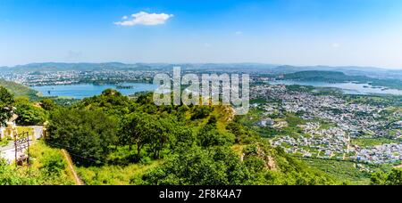 Panorama-Luftaufnahme der Stadt Udaipur auch bekannt als Stadt der Seen von Monsun Palast in Sajjangarh, Rajasthan. Es ist die historische Hauptstadt der Sippe Stockfoto