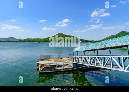 Faszinierender Blick auf Fateh Sagar See in der Stadt Udaipur, Rajasthan, Indien. Es ist ein künstlicher See beliebt für Bootfahren unter Touristen, die Stockfoto