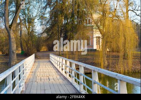 Weiße Holzbrücke zur Insel auf einem See im Sofiyivka Nationalpark. Uman, Ukraine Stockfoto