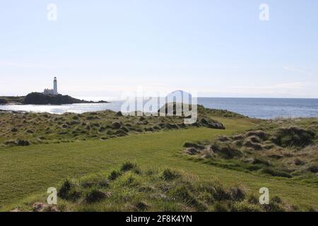 Schottland, Ayrshire Turnberry Golf Ailsa Course 12 Apr 2021. Das 10. Loch, bekannt als Dinna Fouter. Blick zurück auf Lighthouse & Ailsa Craig vom 10. Abschlag Stockfoto