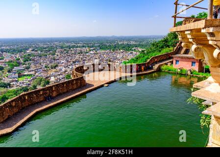 Blick von Chittor oder Chittorgarh Fort mit Stadt im Hintergrund. Es ist eine der größten Festungen in Indien und in der UNESCO-Liste des Weltkulturerbes aufgeführt Stockfoto