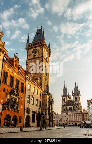 Prag, Tschechische Republik - 26. März 2020. Leerer Altstädter Ring bei Sonnenaufgang. Historische, gotische Gebäude, berühmter astronomischer Uhrenturm Stockfoto