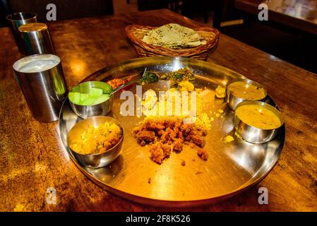 Rajasthani traditionelle Küche Dal Baati thali 'Linsen mit harten Weizenrollen' auch bekannt als Dal Bati oder Daal Baati Choorma auf Holzhintergrund. IT i Stockfoto