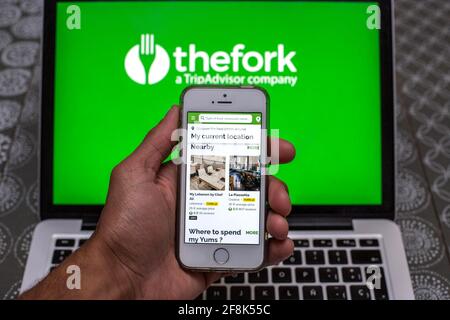 Spanien. April 2021. In dieser Abbildung wird die TheFork-App auf einem Smartphone-Bildschirm mit einem TheFork-Logo auf einem Laptop im Hintergrund angezeigt. (Foto von Thiago Prudencio/SOPA Images/Sipa USA) Quelle: SIPA USA/Alamy Live News Stockfoto