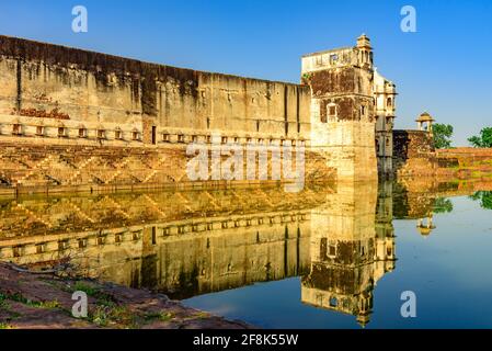 Der Palast der Königin Padmini ist einer der frühesten Paläste in Indien, der vollständig von Wasser umgeben gebaut wurde. Es ist ein dreistöckiges Gebäude, das ich gebaut habe Stockfoto