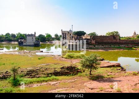 Der Palast der Königin Padmini ist einer der frühesten Paläste in Indien, der vollständig von Wasser umgeben gebaut wurde. Es ist ein dreistöckiges Gebäude, das ich gebaut habe Stockfoto