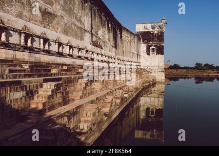 Der Palast der Königin Padmini ist einer der frühesten Paläste in Indien, der vollständig von Wasser umgeben gebaut wurde. Es ist ein dreistöckiges Gebäude, das ich gebaut habe Stockfoto