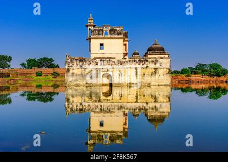 Der Palast der Königin Padmini ist einer der frühesten Paläste in Indien, der vollständig von Wasser umgeben gebaut wurde. Es ist ein dreistöckiges Gebäude, das ich gebaut habe Stockfoto