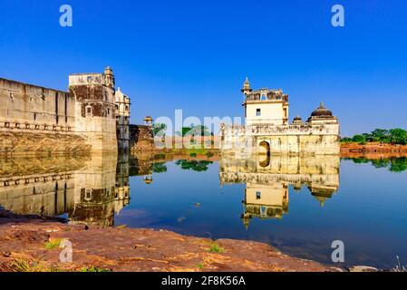 Der Palast der Königin Padmini ist einer der frühesten Paläste in Indien, der vollständig von Wasser umgeben gebaut wurde. Es ist ein dreistöckiges Gebäude, das ich gebaut habe Stockfoto