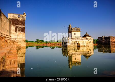 Der Palast der Königin Padmini ist einer der frühesten Paläste in Indien, der vollständig von Wasser umgeben gebaut wurde. Es ist ein dreistöckiges Gebäude, das ich gebaut habe Stockfoto