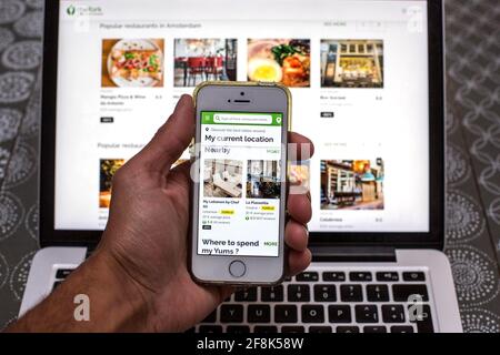 Spanien. April 2021. In dieser Abbildung wird die TheFork-App auf einem Smartphone-Bildschirm mit einer TheFork-Website auf einem Laptop im Hintergrund angezeigt. (Foto von Thiago Prudencio/SOPA Images/Sipa USA) Quelle: SIPA USA/Alamy Live News Stockfoto