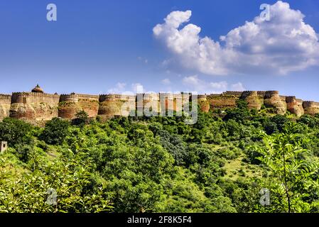 Kumbhalgarh Fort Wände sind zweitlängste Wand in der Welt, die eine Länge von 36 km um die Peripherie erstreckt. Es ist ein Weltkulturerbe, das in enthalten ist Stockfoto