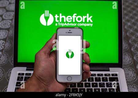 Spanien. April 2021. In dieser Fotobilder wird die TheFork-App auf einem Smartphone-Bildschirm mit dem TheFork-Logo auf einem Laptop im Hintergrund angezeigt. (Foto von Thiago Prudencio/SOPA Images/Sipa USA) Quelle: SIPA USA/Alamy Live News Stockfoto