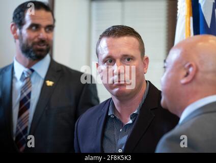 Austin, Texas, USA. April 2021. Dekorierte Militärveteranen, darunter der Empfänger der US-Marine und der Ehrenmedaille DAKOTA MEYER, treffen sich am 14. April 2021 zu einer Presseveranstaltung im Texas Capitol, um auf eine Gesetzgebung zu drängen, die bestimmte psychedelische Medikamente zur therpeutischen Behandlung der posttraumatischen Belastungsstörung des Veteranen genehmigen würde.Quelle: Bob Daemmrich/ZUMA Wire/Alamy Live News Stockfoto