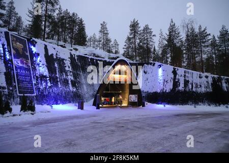 FINNLAND, ROVANIEMI - 03. JANUAR 2020: Eintritt in den Santa Park Stockfoto