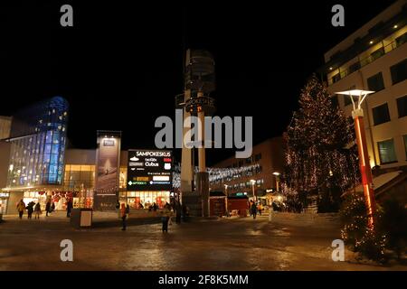 FINNLAND, ROVANIEMI - 03. JANUAR 2020: Lordi-Platz im Zentrum von Rovaniemi an einem Winterabend. Stockfoto