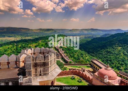 Kumbhalgarh Fort ist eine Mewar Festung auf Aravalli Hills im 15. Jahrhundert von König Rana Kumbha in Rajsamand Bezirk, in der Nähe von Udaipur gebaut. Es ist ein Welt-H Stockfoto