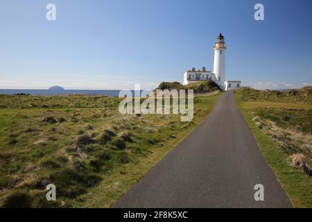 Schottland, Ayrshire Turnberry Lighthouse. 12 Apr 2021.der ikonische Leuchtturm auf dem Turnberry Golf Course mit beeindruckender Aussicht über den Firth of Clyde Stockfoto