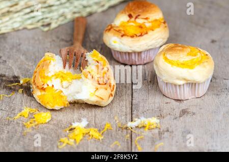 Muffin goldene Fäden mit Holz Gabel auf Holztisch. Thai Dessert nennen Foi Thong. Stockfoto