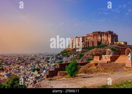 Mehrangarh Fort erbaut um das Jahr 1460 von König Rao Jodha Ist eine der größten Festungen Indiens und ist umzäunt Durch imposante dicke Wände 410 Meter entfernt Stockfoto