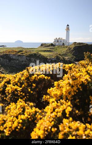 Schottland, Ayrshire Turnberry Lighthouse. 12 Apr 2021.der ikonische Leuchtturm auf dem Turnberry Golf Course mit beeindruckender Aussicht über den Firth of Clyde Stockfoto