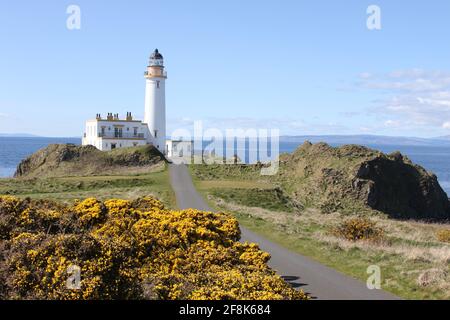 Schottland, Ayrshire Turnberry Lighthouse. 12 Apr 2021.der ikonische Leuchtturm auf dem Turnberry Golf Course mit beeindruckender Aussicht über den Firth of Clyde Stockfoto