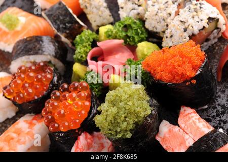 Tobiko Sushi mit einer Auswahl an Sushi-Platten Stockfoto