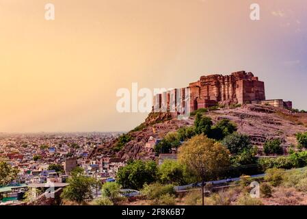 Mehrangarh Fort erbaut um das Jahr 1460 von König Rao Jodha Ist eine der größten Festungen Indiens und ist umzäunt Durch imposante dicke Wände 410 Meter entfernt Stockfoto