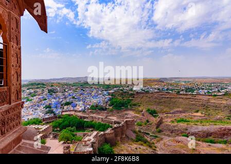 Panoramablick auf Sun City Jodhpur auch bekannt als "Blue City" aufgrund der lebhaften blau-gemalten Brahmanen Häuser vom Balkon des Mehrangarh Fort, Rajasthan, Stockfoto